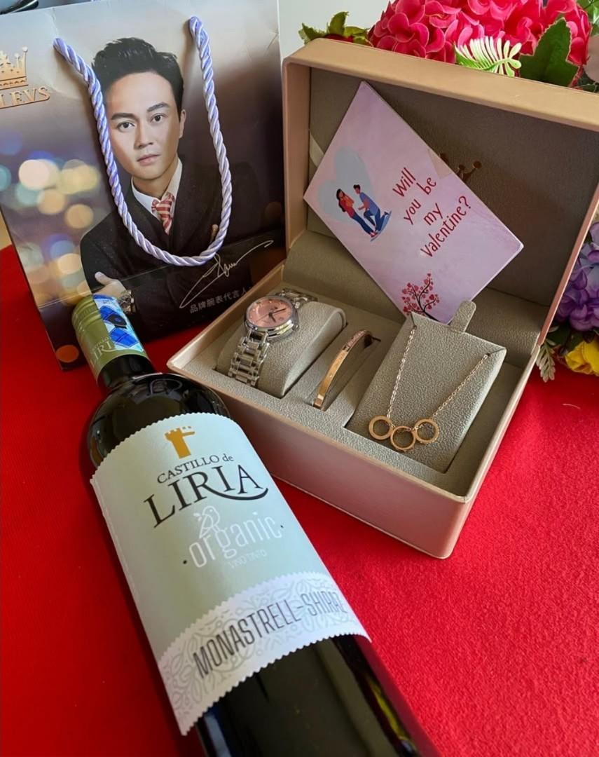 Ladies' OLEVS Gift Set
With an Olevs watch, necklace, bracelet, wine, gift card, gift box & gift bag.