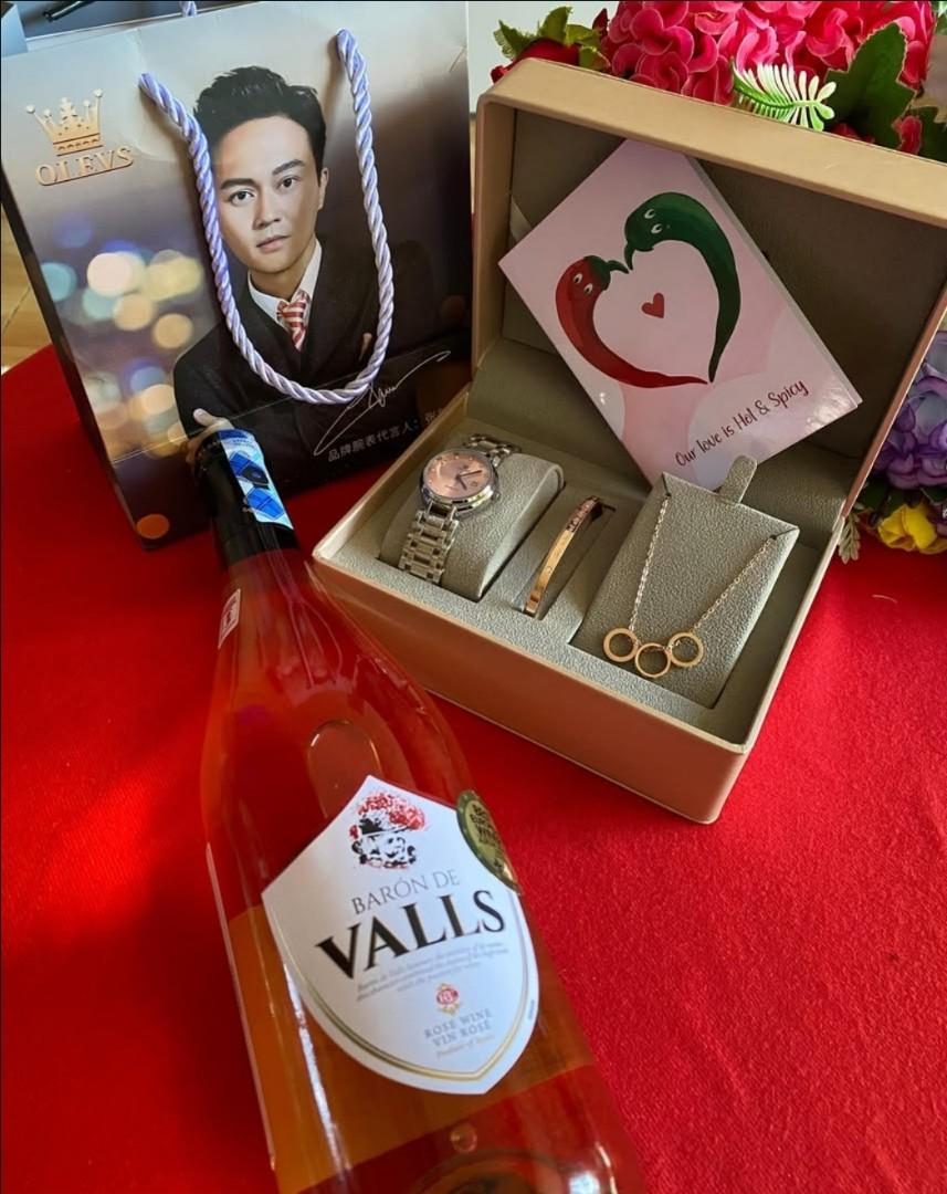 Ladies' OLEVS Gift Set
With an Olevs watch, necklace, bracelet, wine, gift card, gift box & gift bag.