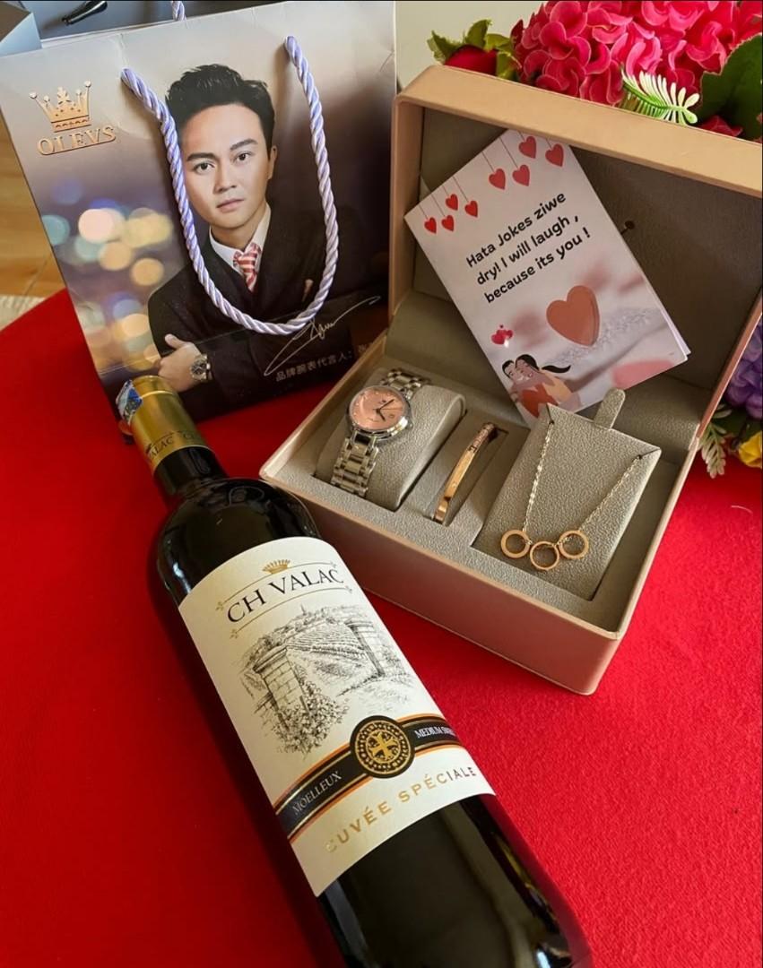 Ladies' OLEVS Gift Set
With an Olevs watch, necklace, bracelet, wine, gift card, gift box & gift bag.