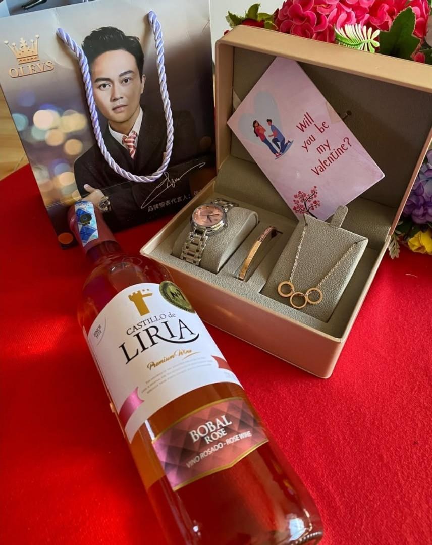 Ladies' OLEVS Gift Set
With an Olevs watch, necklace, bracelet, wine, gift card, gift box & gift bag.