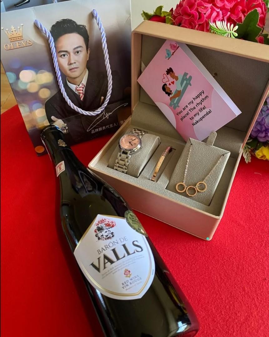 Ladies' OLEVS Gift Set
With an Olevs watch, necklace, bracelet, wine, gift card, gift box & gift bag.