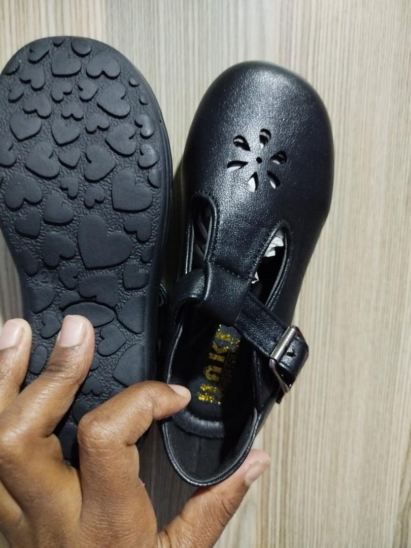 school shoes suitable for boys and girls. leather, rubber soles, very durable.