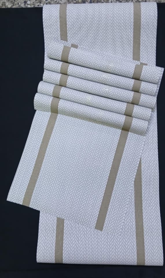 White and Gold Striped 7 pieces Waterproof PVC Table Set 1 Waterproof PVC Table Runner 6 PVC Waterproof Table Mats