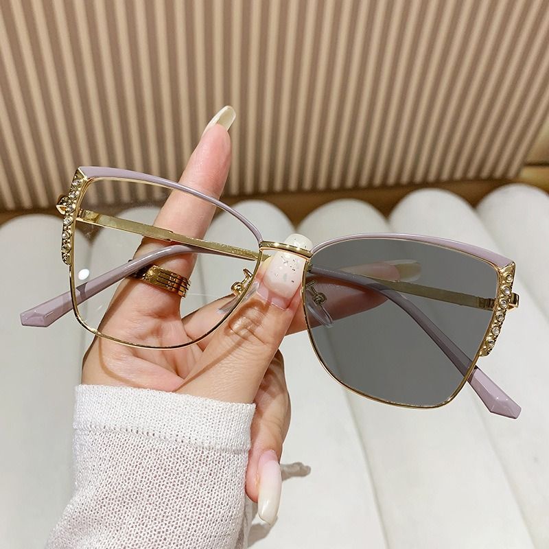 Women'S Fashionable Cat-Eye Flat Glasses, Trendy Ultra-Light Glasses Frames, Retro Color-Changing Anti-Blue Light Glasses, Metal 1PC
