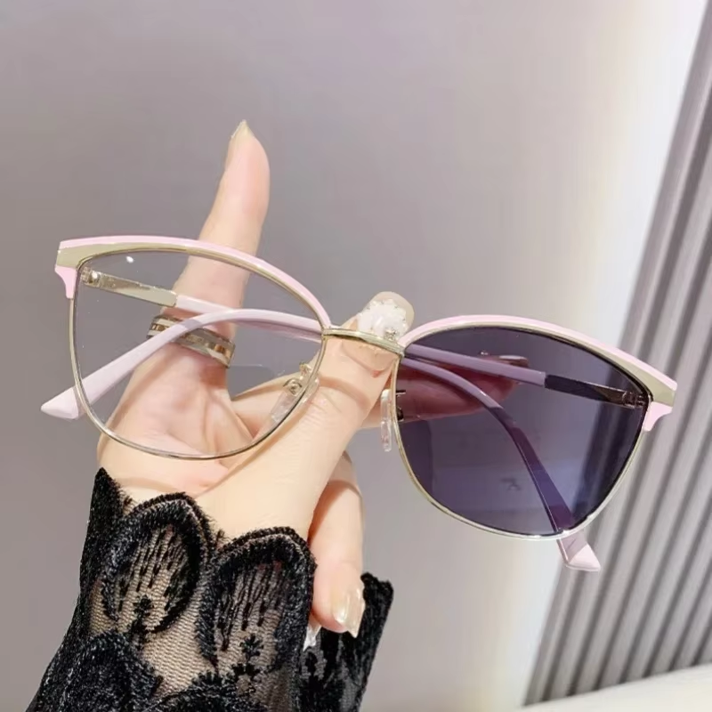 015 Light Sensitive Color Changing Anti Blue Light Glasses for Women With Large Frame and ultra Light Flat Lens Frame 1PC