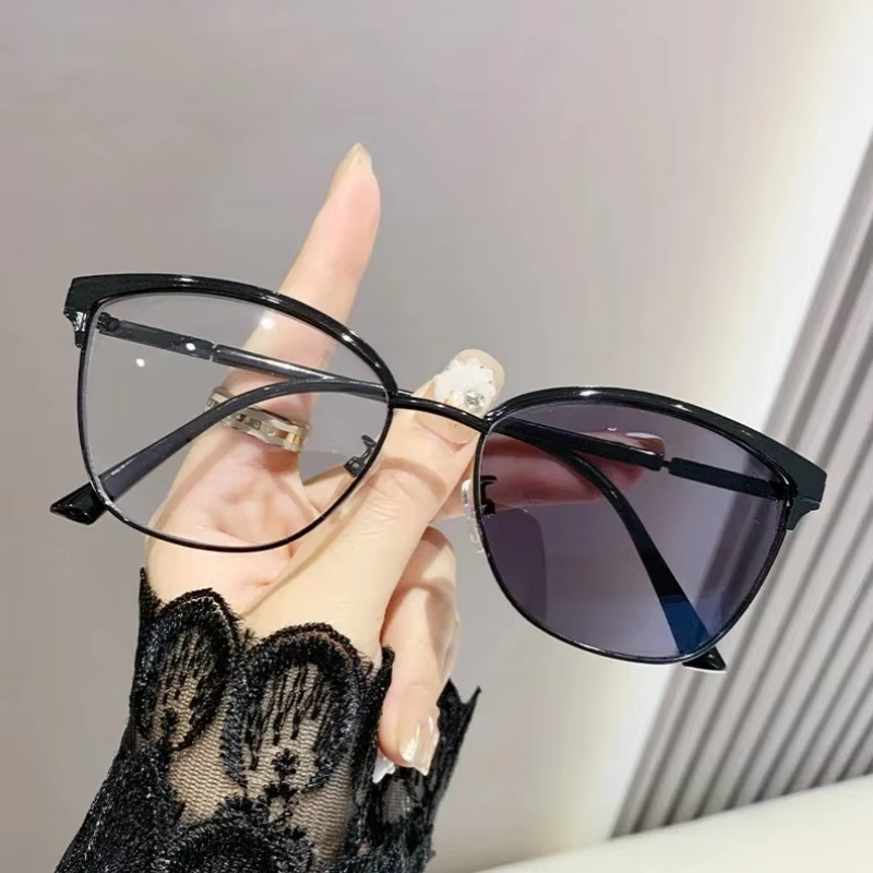 015 Light Sensitive Color Changing Anti Blue Light Glasses for Women With Large Frame and ultra Light Flat Lens Frame 1PC