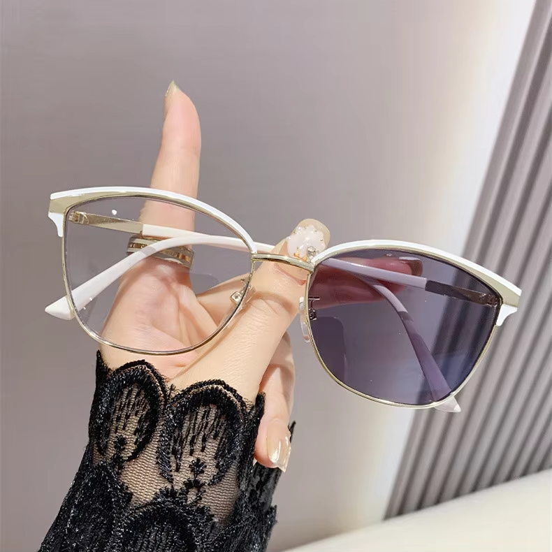 015 Light Sensitive Color Changing Anti Blue Light Glasses for Women With Large Frame and ultra Light Flat Lens Frame 1PC