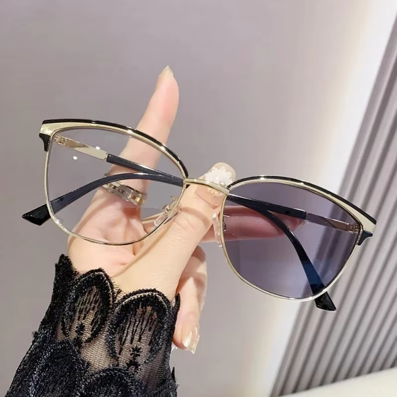 015 Light Sensitive Color Changing Anti Blue Light Glasses for Women With Large Frame and ultra Light Flat Lens Frame 1PC