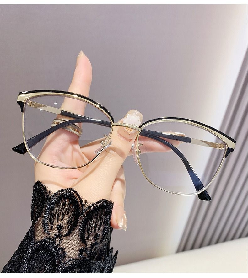 015 Light Sensitive Color Changing Anti Blue Light Glasses for Women With Large Frame and ultra Light Flat Lens Frame 1PC