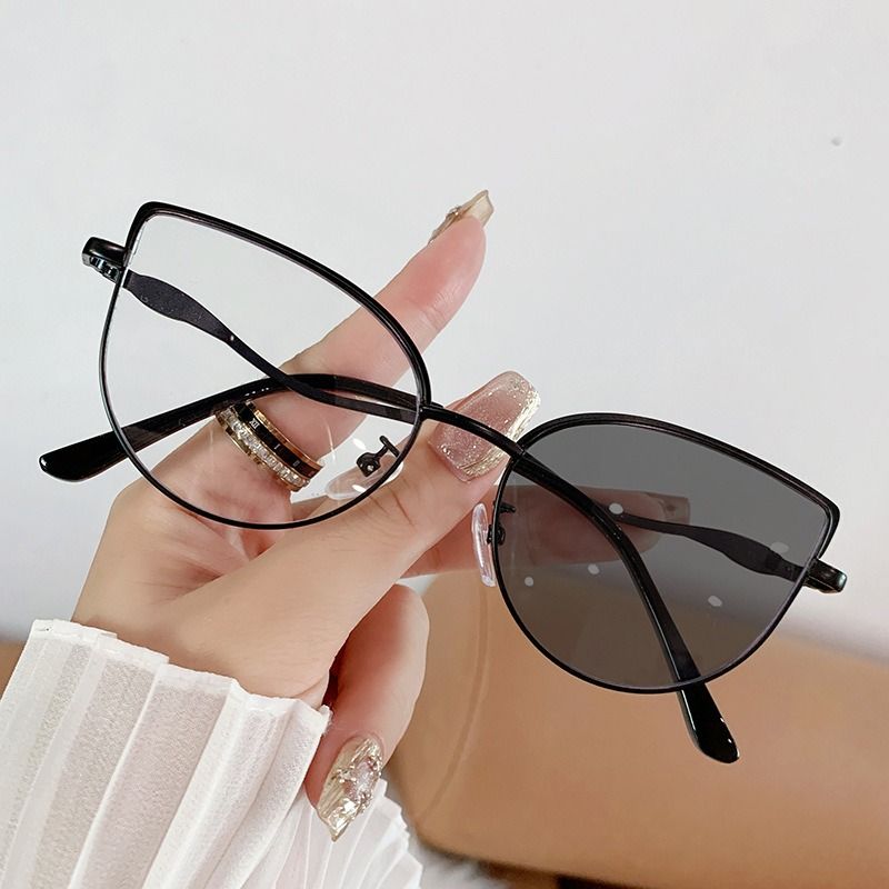 2025 Stylish Designer Large Metal Frame Photochromic Eyewear Flat Mirror Spring Hinge Blue Light Blocking Optical Eyeglasses 1PC