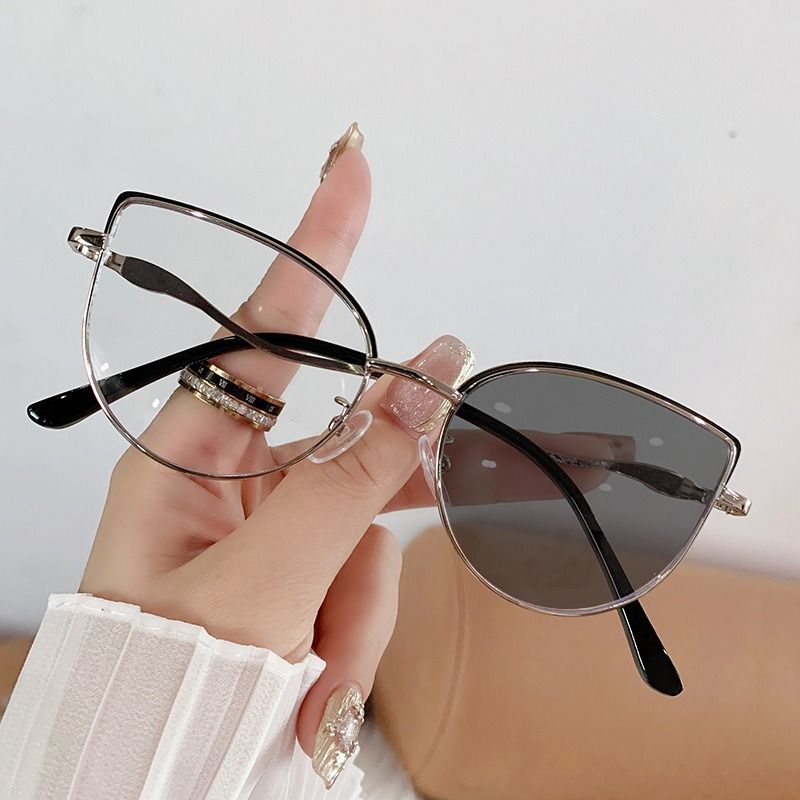 2025 Stylish Designer Large Metal Frame Photochromic Eyewear Flat Mirror Spring Hinge Blue Light Blocking Optical Eyeglasses 1PC