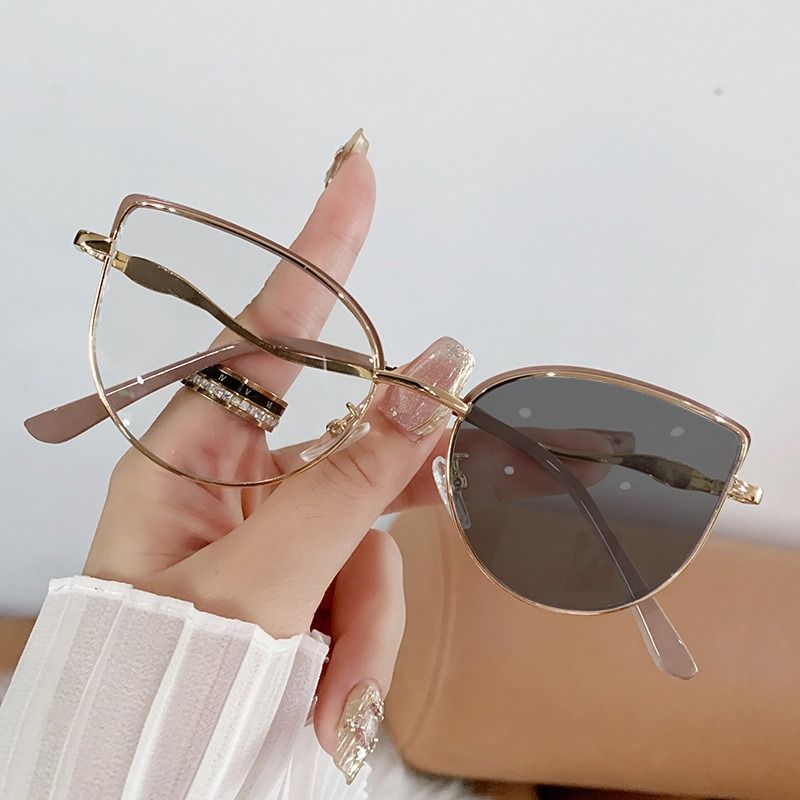 2025 Stylish Designer Large Metal Frame Photochromic Eyewear Flat Mirror Spring Hinge Blue Light Blocking Optical Eyeglasses 1PC