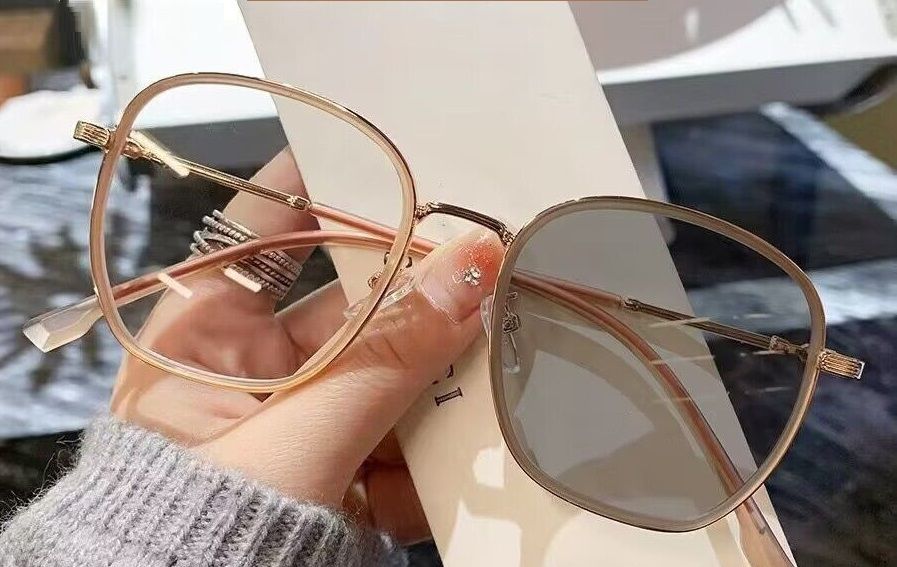 2025 Fashion Lady Square Color Changing Prescription Myopia Eyeglasses Big Frame Photochromic Glasses for Women 1PC