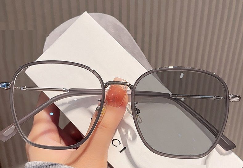2025 Fashion Lady Square Color Changing Prescription Myopia Eyeglasses Big Frame Photochromic Glasses for Women 1PC