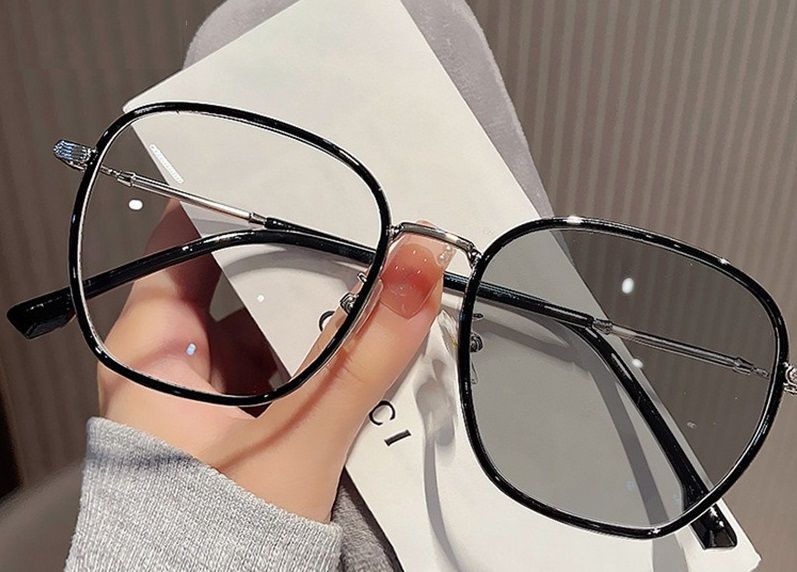2025 Fashion Lady Square Color Changing Prescription Myopia Eyeglasses Big Frame Photochromic Glasses for Women 1PC