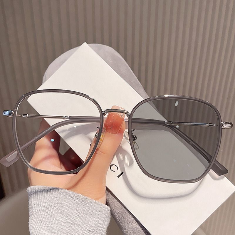 2025 Fashion Lady Square Color Changing Prescription Myopia Eyeglasses Big Frame Photochromic Glasses for Women 1PC