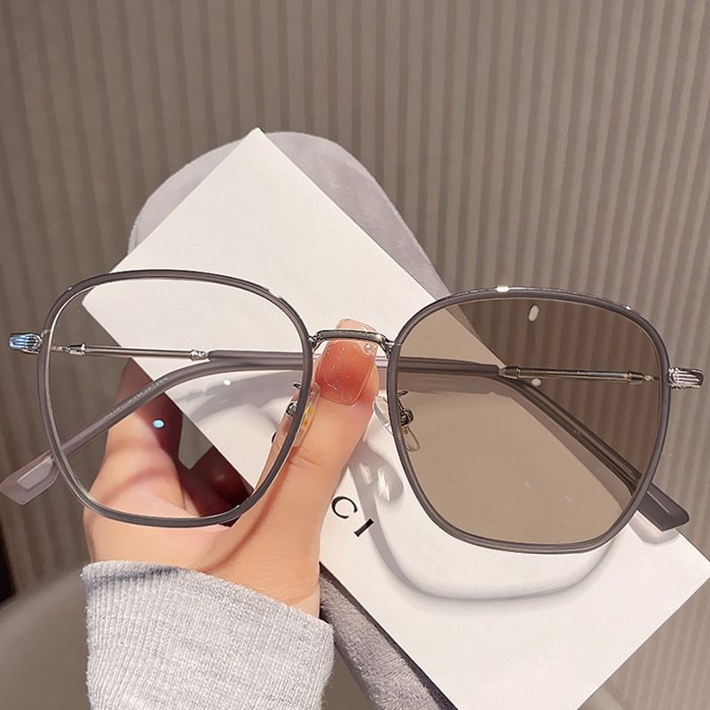 2025 Fashion Lady Square Color Changing Prescription Myopia Eyeglasses Big Frame Photochromic Glasses for Women 1PC