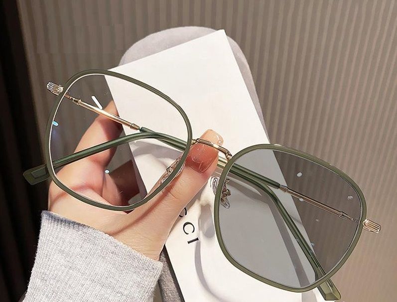 2025 Fashion Lady Square Color Changing Prescription Myopia Eyeglasses Big Frame Photochromic Glasses for Women 1PC