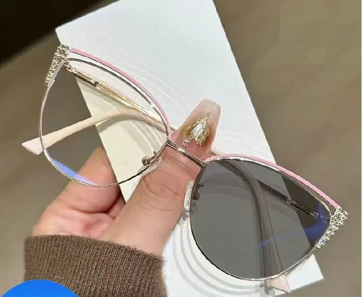 New Unisex Minimalist Versatile Metal Fashion Accessory Eyeglass Frames with  Blocking Photochromic Cat-Eye Shape 1PC