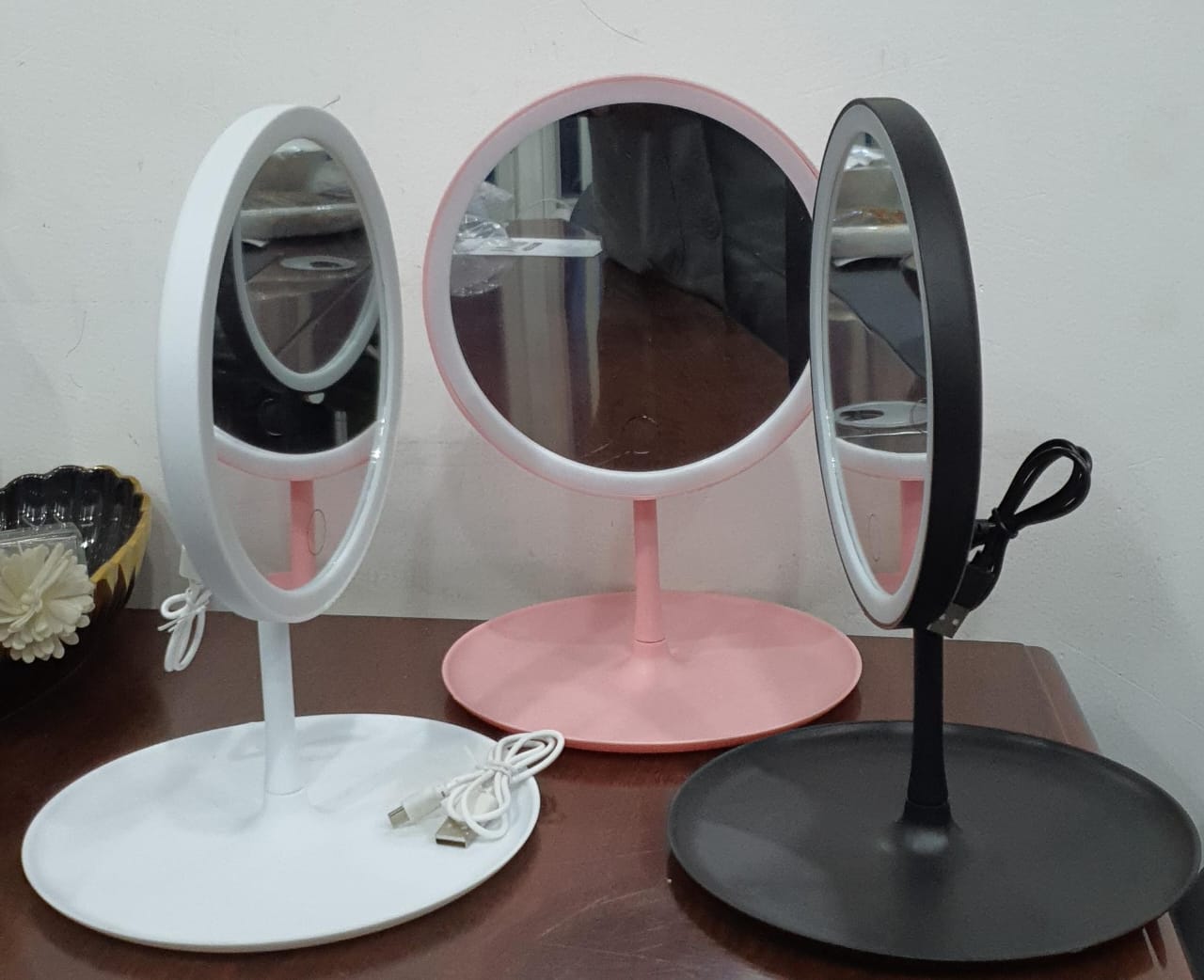 🌷🦚JUST FOR YOU🍃🔹️Led make up mirror storage tray Led light,180 degrees rotational,stepless dimming and a storage tray. The light can clearly check the state of the skin, which can make the makeup