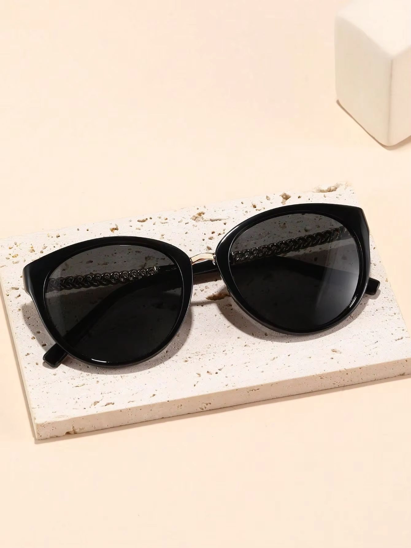 1PC Fashion Cat Eye Plastic Frame Women Sunglasses For Men Daily Life Shades Eyewear Accessories.