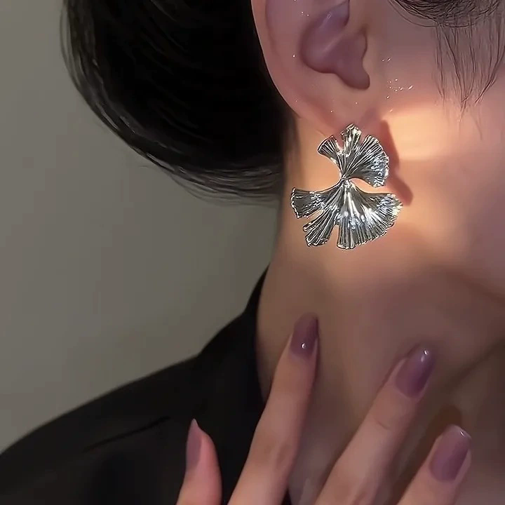 Simple Silver Color Metal Big Plant Ginkgo Leaf Earrings for Women Fashion Statement Stud Earring Jewelry Gift Pendiente A-2053