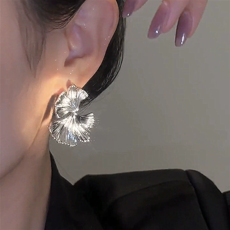 Simple Silver Color Metal Big Plant Ginkgo Leaf Earrings for Women Fashion Statement Stud Earring Jewelry Gift Pendiente A-2053