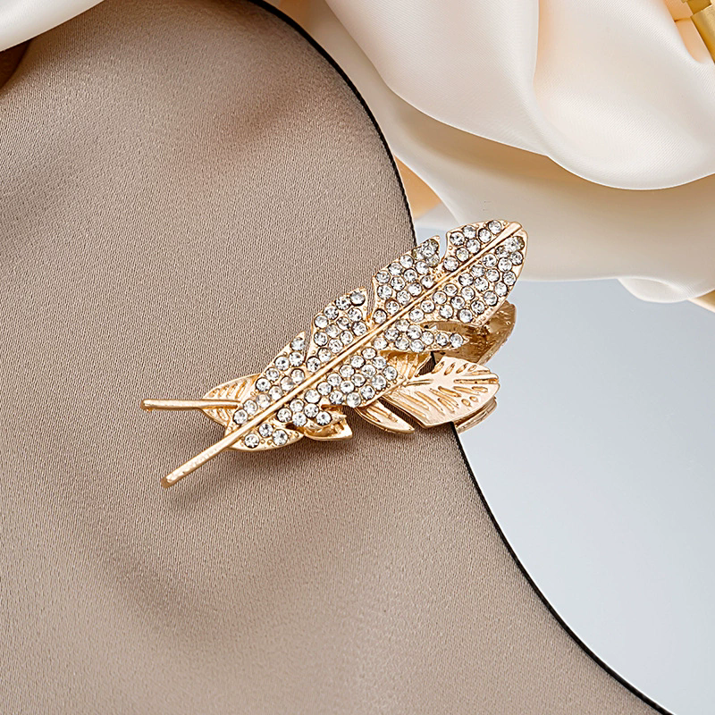 New Temperament Elegant Full Rhinestone Hollow Feather Brooches for Men Classic Brooch Suit Lapel Pin Jewelry Luxury Accessories A-1701