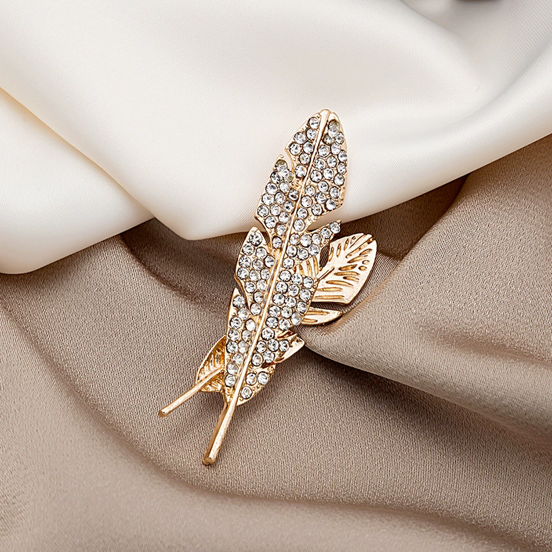 New Temperament Elegant Full Rhinestone Hollow Feather Brooches for Men Classic Brooch Suit Lapel Pin Jewelry Luxury Accessories A-1701