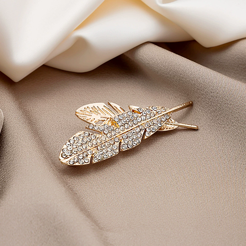 New Temperament Elegant Full Rhinestone Hollow Feather Brooches for Men Classic Brooch Suit Lapel Pin Jewelry Luxury Accessories A-1701