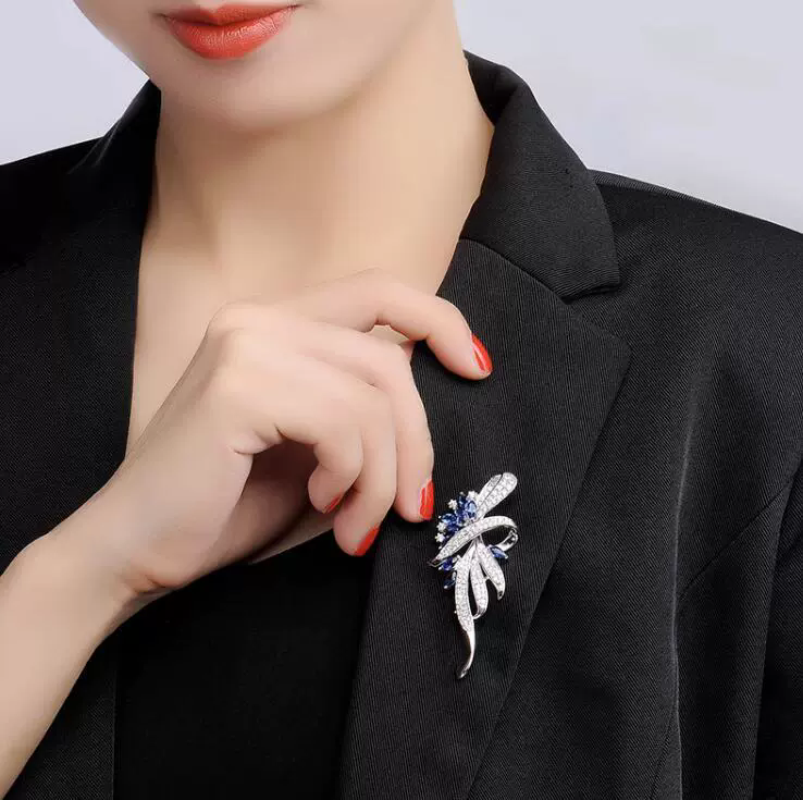 Fashion Crystal Brooch Elegant Bauhinia Brooches Lapel Pin Rhinestone Brooches Wedding Corsage Women Jewelry  A-1578