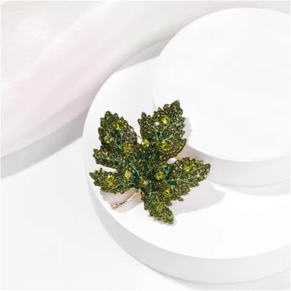 Rinhoo Full Rhinestone Maple Leaf Brooches For Women Luxury Red Green Blue Crystal Leaves Lapel Pins Fashion Plant Badge Jewelry