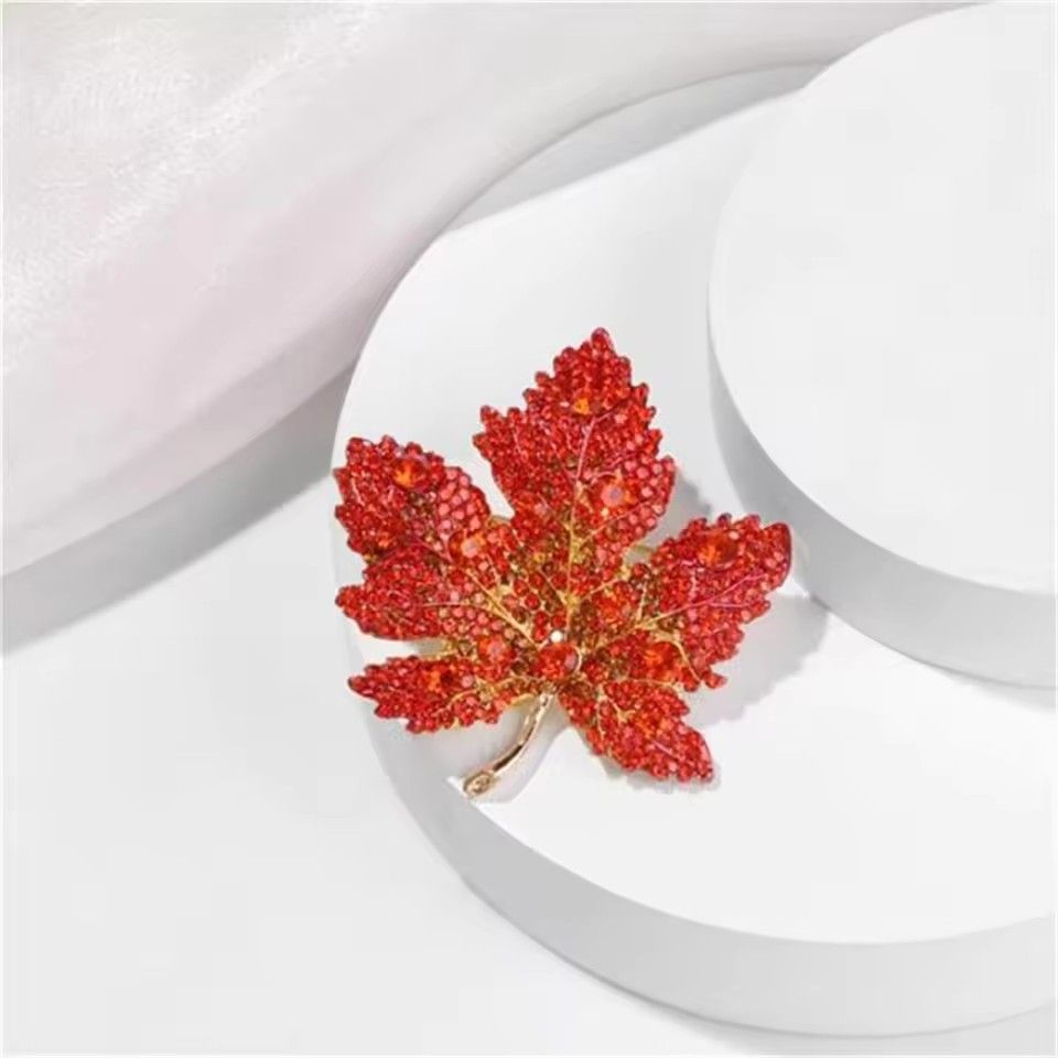 Rinhoo Full Rhinestone Maple Leaf Brooches For Women Luxury Red Green Blue Crystal Leaves Lapel Pins Fashion Plant Badge Jewelry