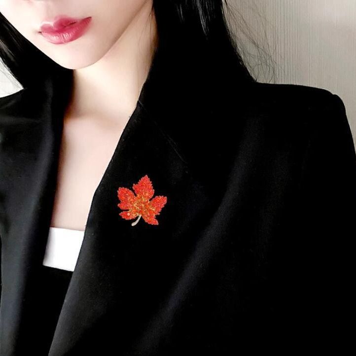 Rinhoo Full Rhinestone Maple Leaf Brooches For Women Luxury Red Green Blue Crystal Leaves Lapel Pins Fashion Plant Badge Jewelry