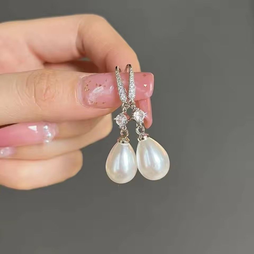 New Exquisite and Fashionable Silver Imitation Water Pearl Pendant Women's Earrings Shining Round Wedding Jewelry Gift A-2091