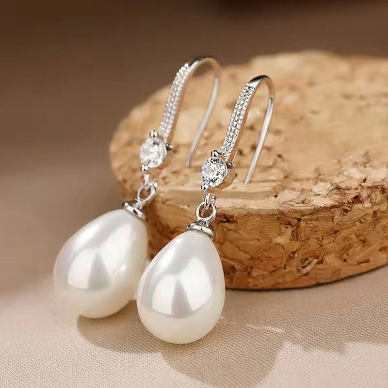 New Exquisite and Fashionable Silver Imitation Water Pearl Pendant Women's Earrings Shining Round Wedding Jewelry Gift A-2091