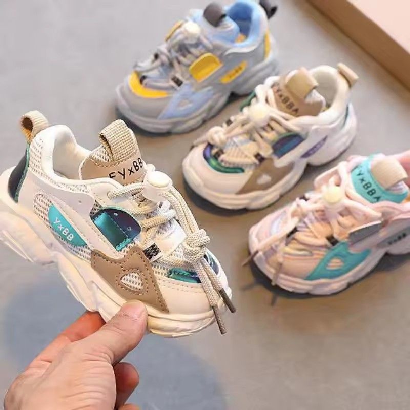 A pair of breathable mesh children's casual sports shoes for men and women, anti slip children's sports shoes
