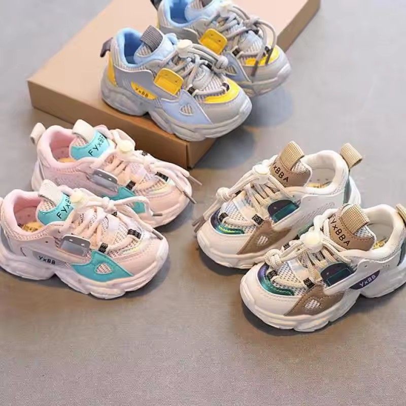 A pair of breathable mesh children's casual sports shoes for men and women, anti slip children's sports shoes