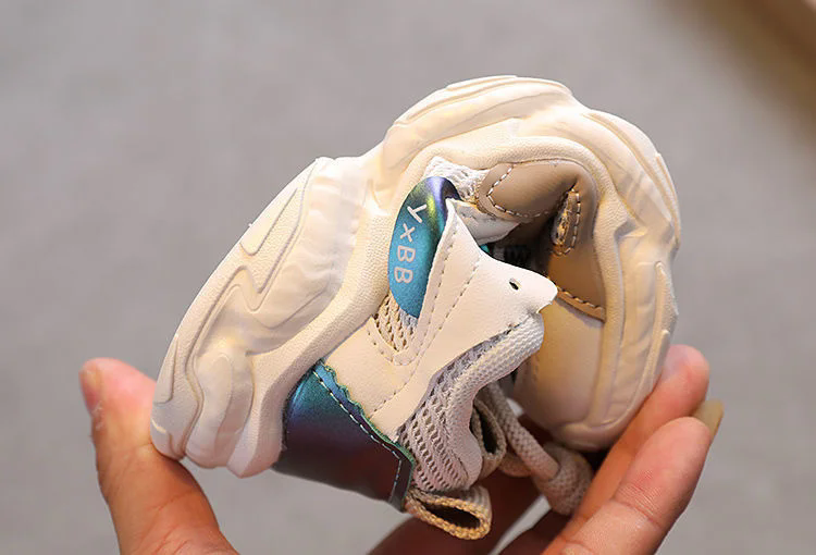 A pair of breathable mesh children's casual sports shoes for men and women, anti slip children's sports shoes