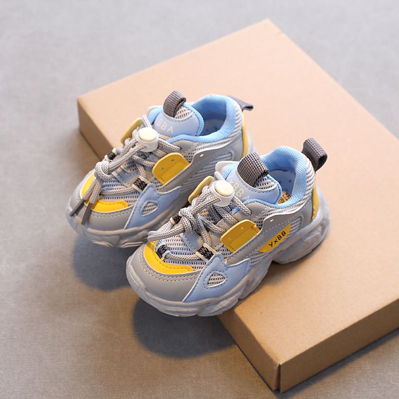 A pair of breathable mesh children's casual sports shoes for men and women, anti slip children's sports shoes
