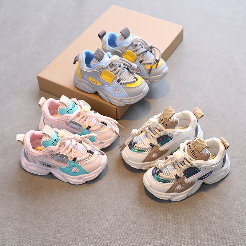 A pair of breathable mesh children's casual sports shoes for men and women, anti slip children's sports shoes