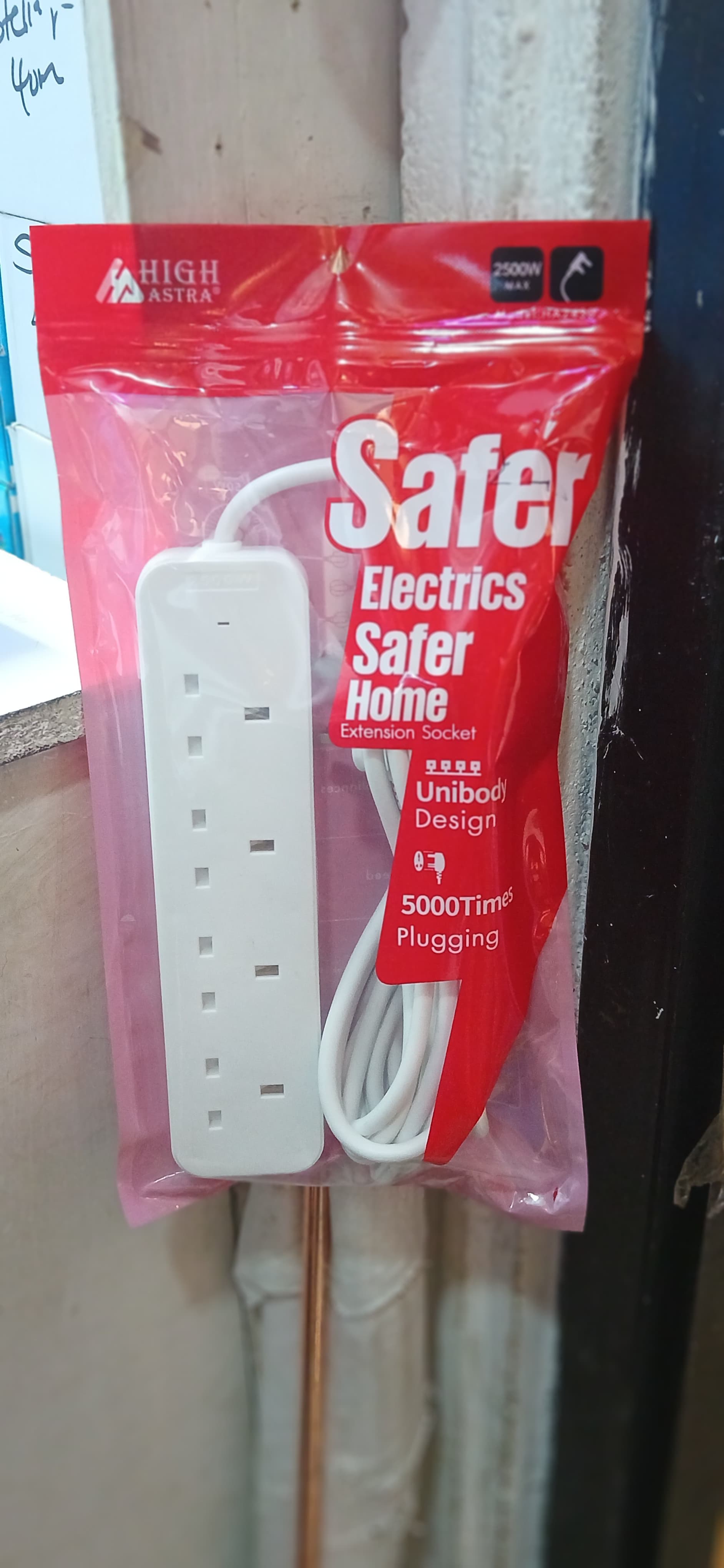 Itel 4 Way Extension Cable - White.Power surge protection
Long cable for extra reach
Heat resistant hard ABS plastic to withstand overheating
Safety shuttered sockets
Ideal for all electrical devices