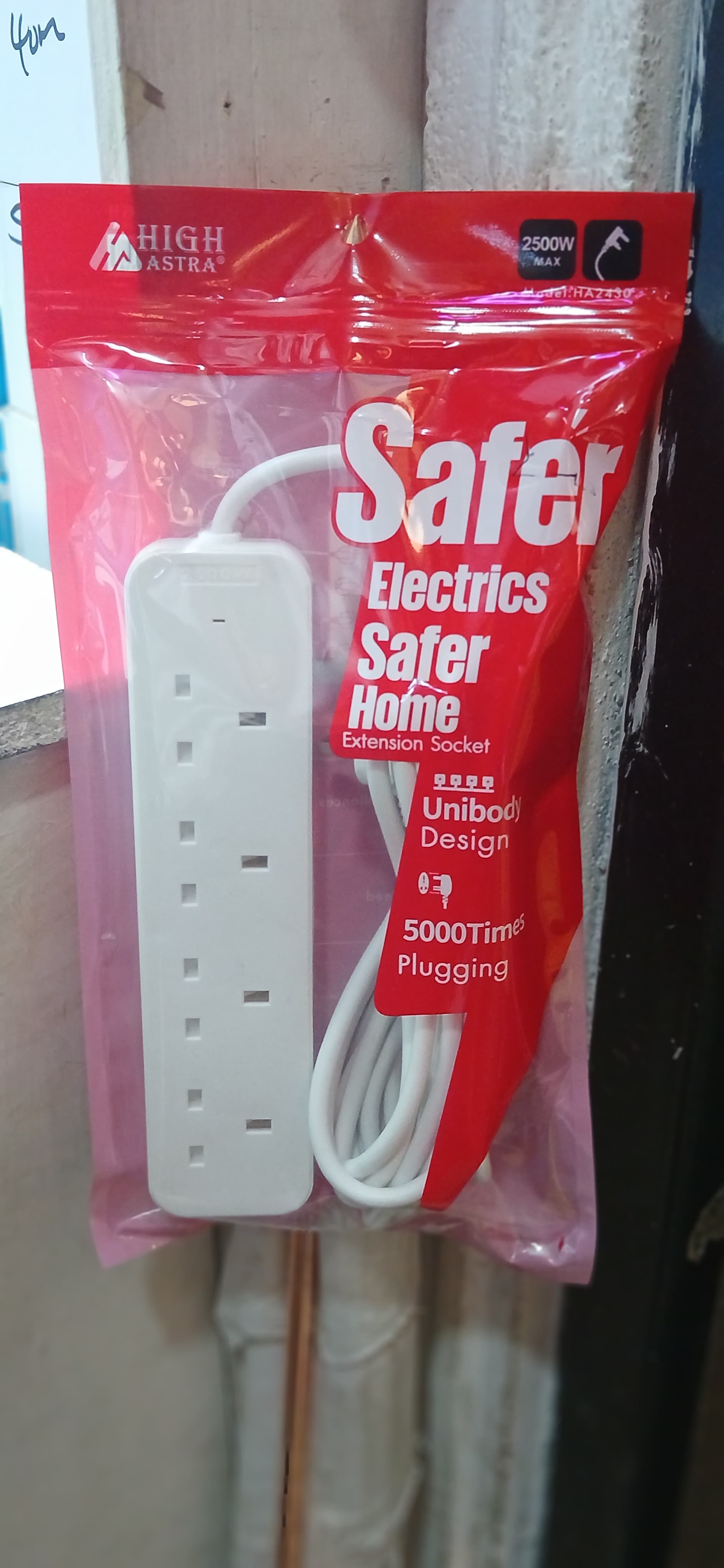Itel 4 Way Extension Cable - White.Power surge protection
Long cable for extra reach
Heat resistant hard ABS plastic to withstand overheating
Safety shuttered sockets
Ideal for all electrical devices