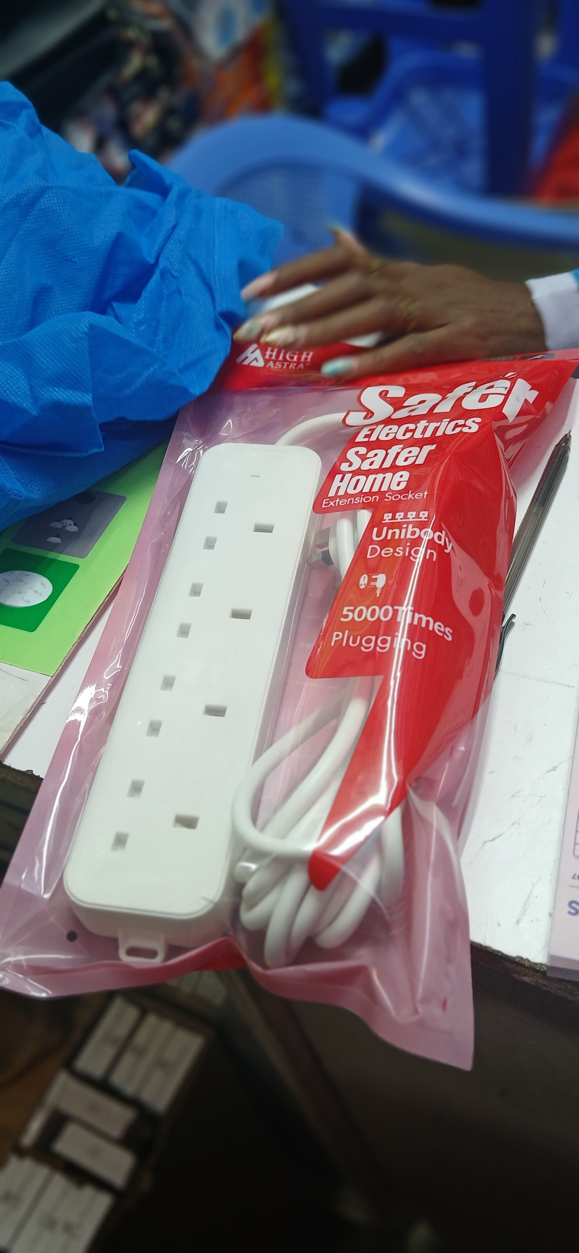 Itel 4 Way Extension Cable - White.Power surge protection
Long cable for extra reach
Heat resistant hard ABS plastic to withstand overheating
Safety shuttered sockets
Ideal for all electrical devices