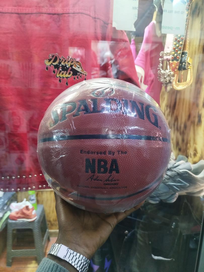 SPALDING ORIGINAL BASKETBALL SIZE 7 INDOOR/OUTDOOR //RECOMMENDED
