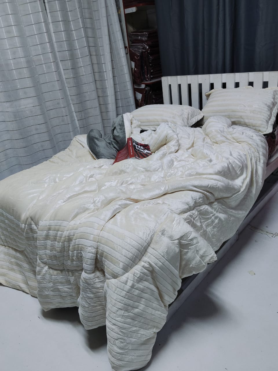 ✨Luxurious 4PCS Premium Silk Duvet Set 🛏️ 6x7 – Ultra-Soft, Smooth & Elegant Bedding for a Royal Sleep Experience 😴💤 | Includes Duvet, Bedsheet & 2 Pillowcases 💎🛌