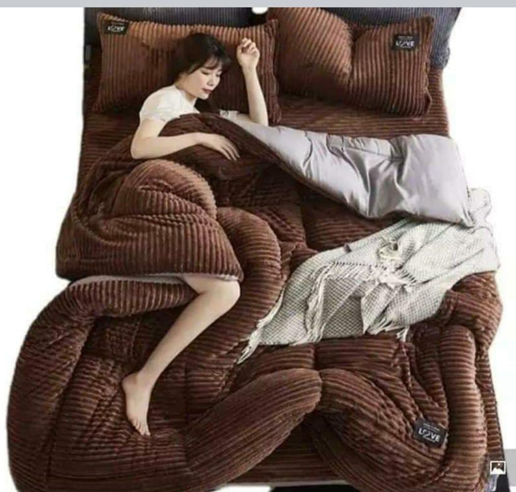 4PCS Weaverbird BRAND Velvet Duvet Set 🛏️ | Ultra-Soft & Luxurious Feel ✨ | Durable & Comfortable 💤 | Includes Duvet + Bedsheet + 2 Pillowcases | Elegant Bedroom Style 🖤