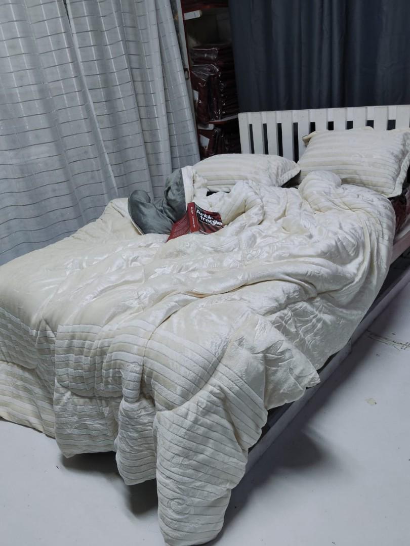 Soft Silk Duvet, 6 by 7. Comes with pillow cases and a bedsheet