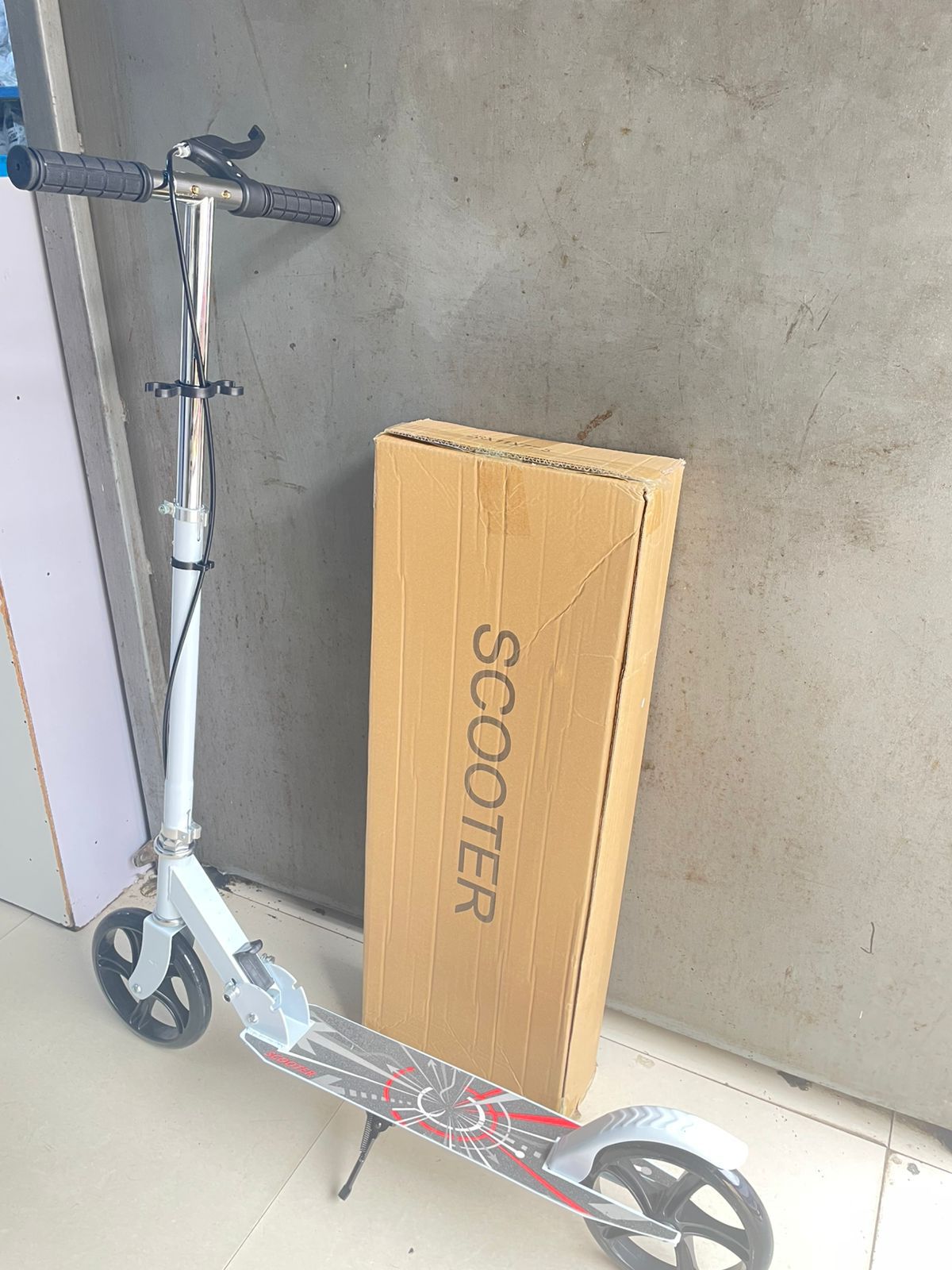 Foldable Metallic Scooters 
✅ With Hand break
✅Adjustable Size
✅ Suitable from 8 years old, Teenagers and Adults