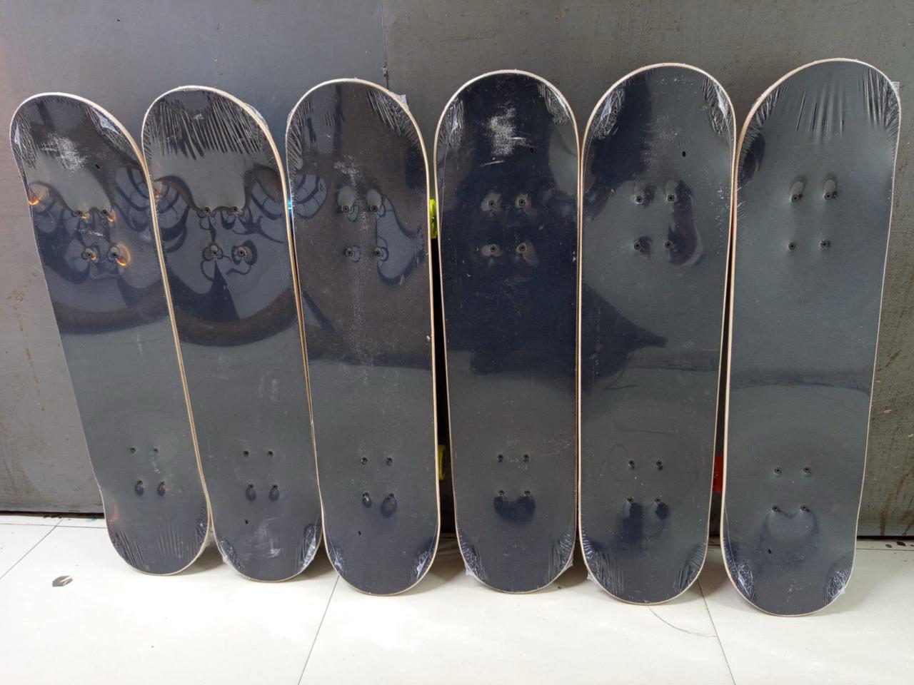 Long Skate Board 80cm long
✅With Grip Tape/ Antislide at the top
✅Rubber wheels 
✅Cool Graffiti designs
